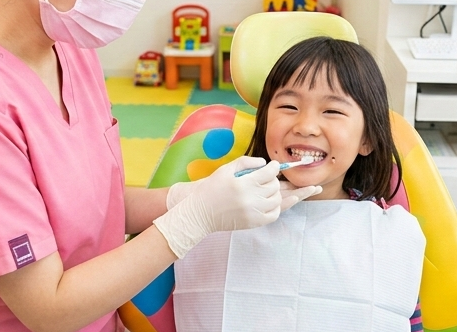 お子さまのフッ素塗布